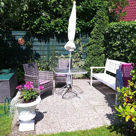 Kleine Mit Garten Und Terrasse Zingst