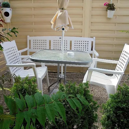 Kleine Mit Garten Und Terrasse Apartment