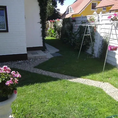Kleine Mit Garten Und Terrasse * Zingst