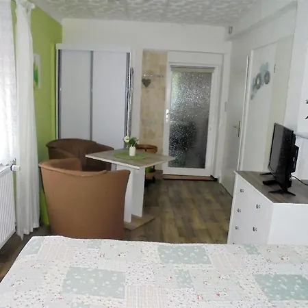 Apartment Kleine Mit Garten Und Terrasse